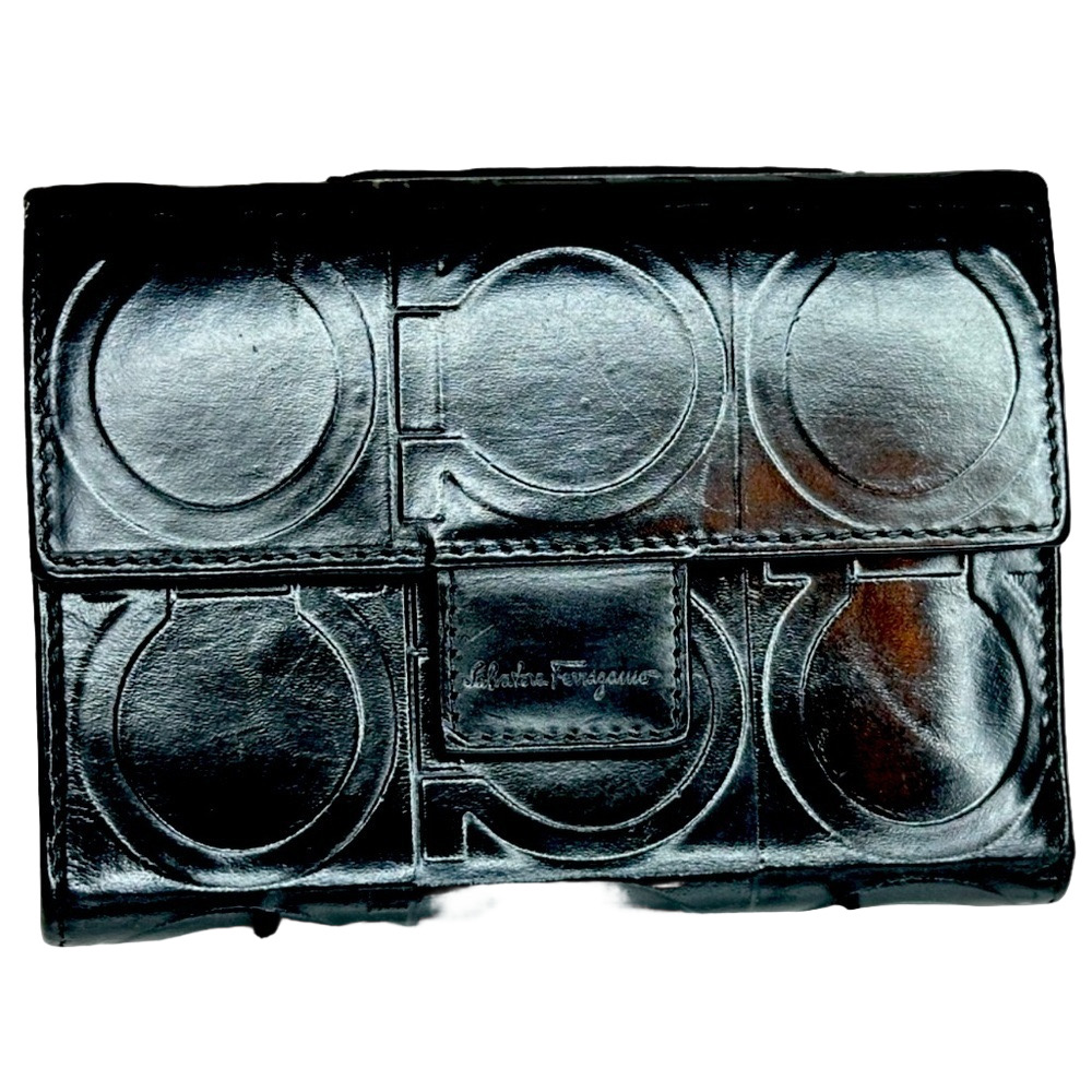 AUTH SALVATORE FERRAGAMO GANCINI LEATHER EMBOSSED LOGO COMPACT WALLET EUC